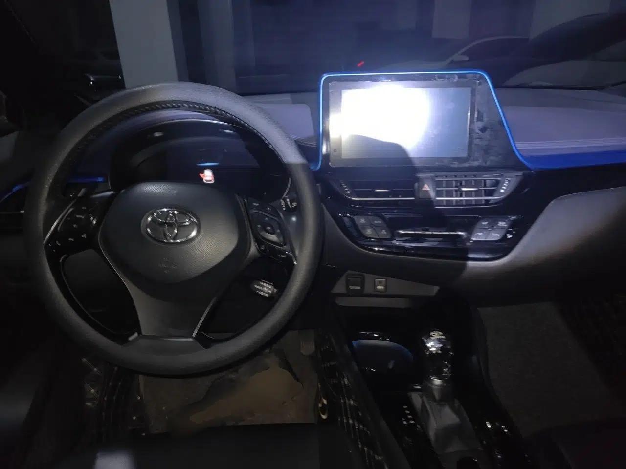 Toyota C-HR 2021 Dual-Motor 2.0L E-CVT Luxury Edition — миниатюра 18