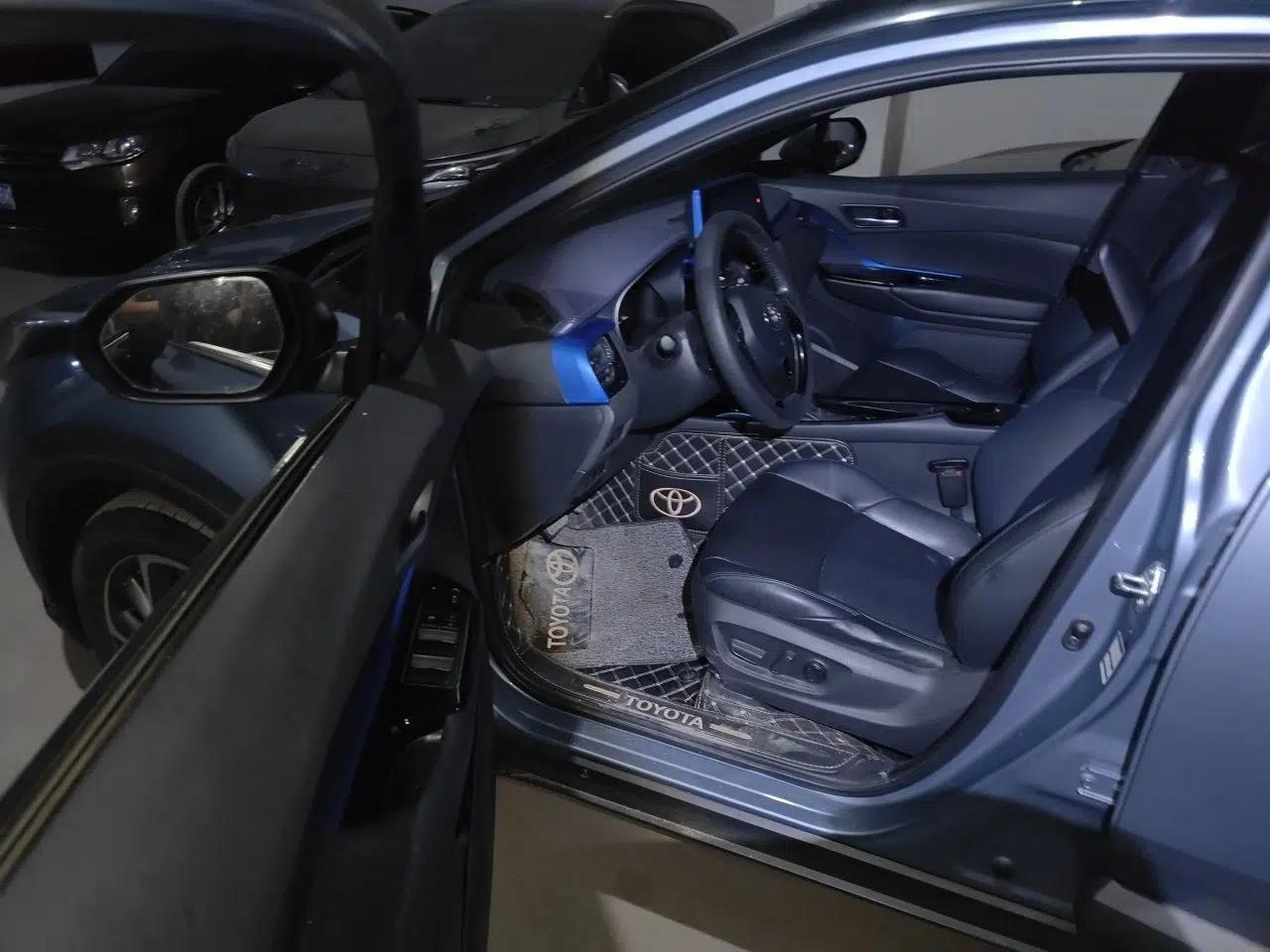 Toyota C-HR 2021 Dual-Motor 2.0L E-CVT Luxury Edition — миниатюра 19