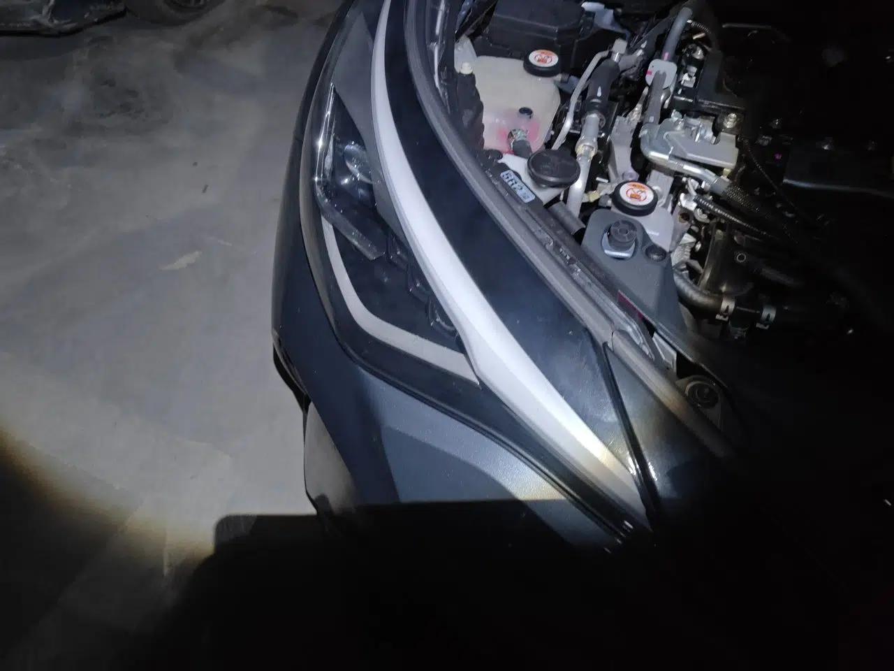 Toyota C-HR 2021 Dual-Motor 2.0L E-CVT Luxury Edition — миниатюра 7