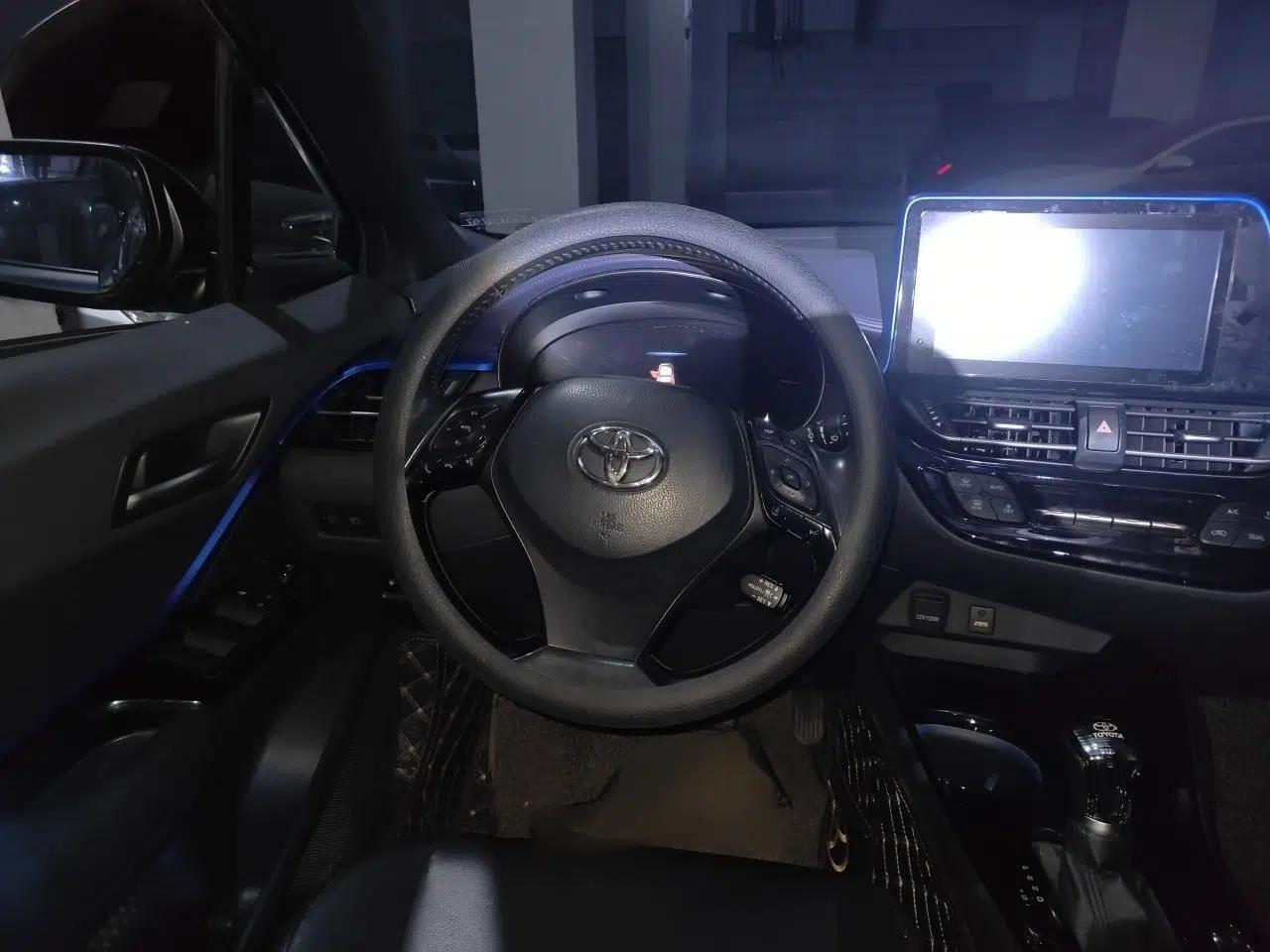 Toyota C-HR 2021 Dual-Motor 2.0L E-CVT Luxury Edition — миниатюра 9