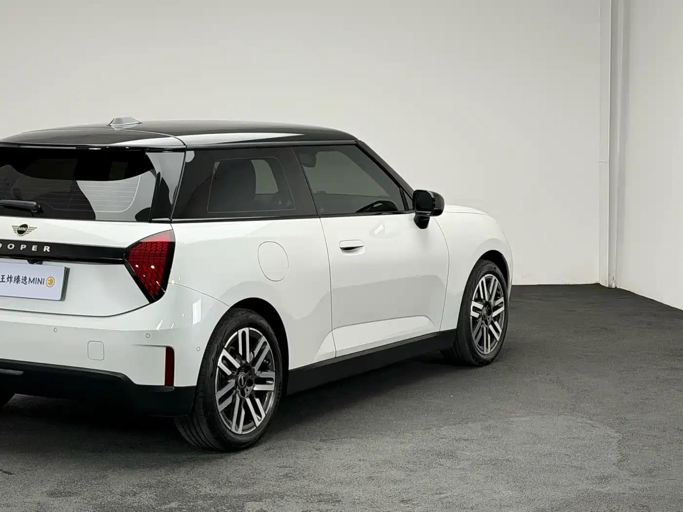 2025 Electric MINI Cooper (Facelift) - 466km/h - Classic Style — миниатюра 13