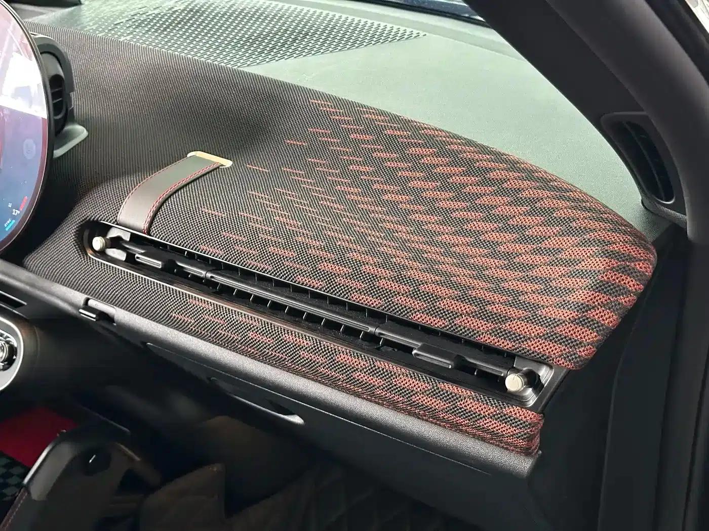 2025 JOHN COOPER WORKS Electric MINI JCW — миниатюра 16