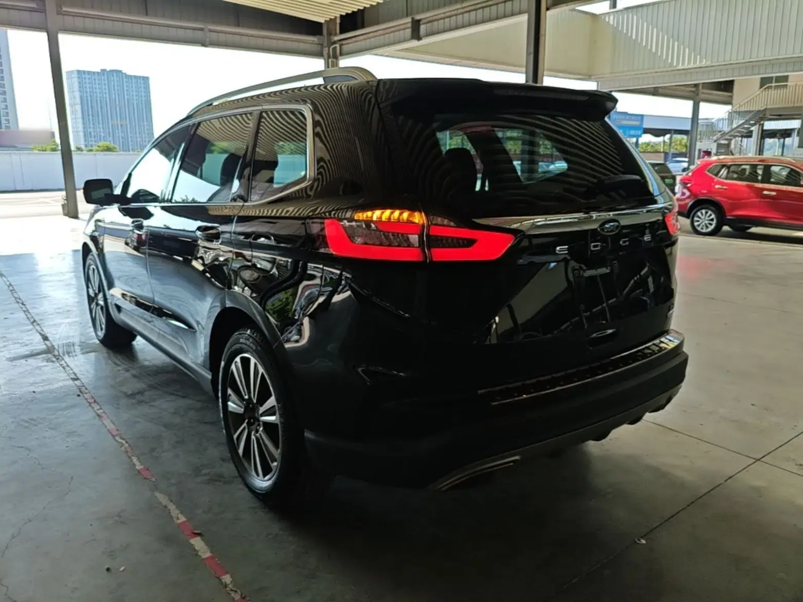 Ford Edge 2021 PLUS EcoBoost 245 Two-Wheel-Drive Platinum Edition 5 Seats — миниатюра 4