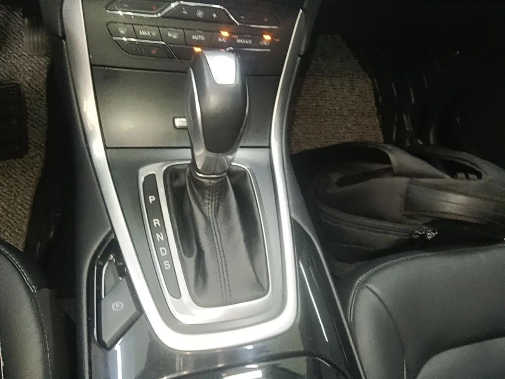 Ford Edge 2016 EcoBoost 245 Two-Wheel-Drive Titanium 7-Seater — миниатюра 16