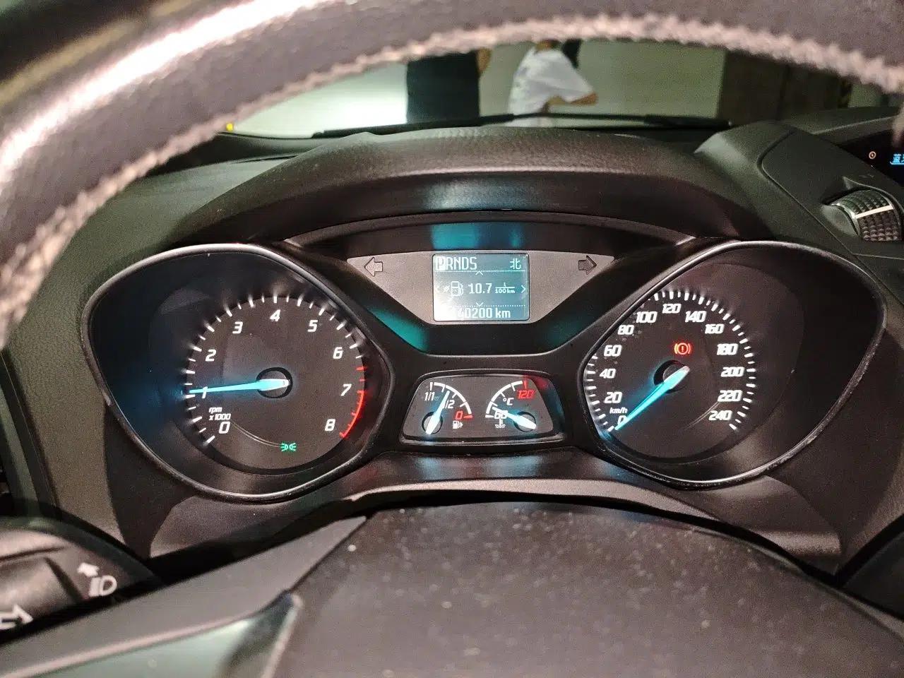 Ford Kuga 2013 1.6L GTDi Two-Wheel-Drive Trend Model — миниатюра 11