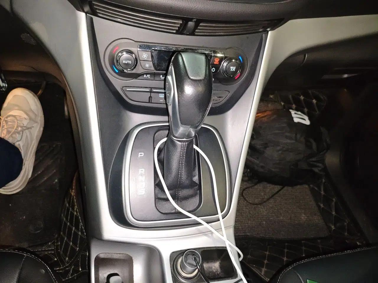Ford Kuga 2013 1.6L GTDi Two-Wheel-Drive Trend Model — миниатюра 14