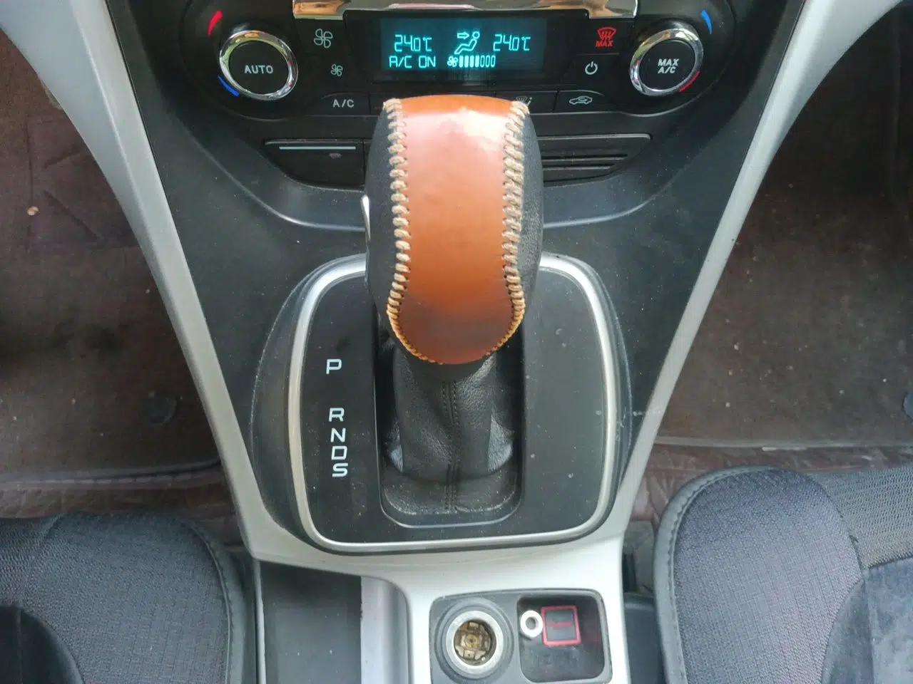 Ford Kuga 2013 1.6L GTDi Two-Wheel-Drive Trend Model — миниатюра 14