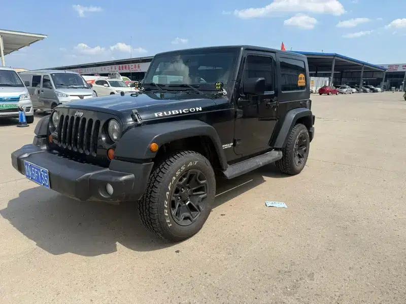 2010 Jeep Wrangler 3.8L Sahara Two-Door — миниатюра 1