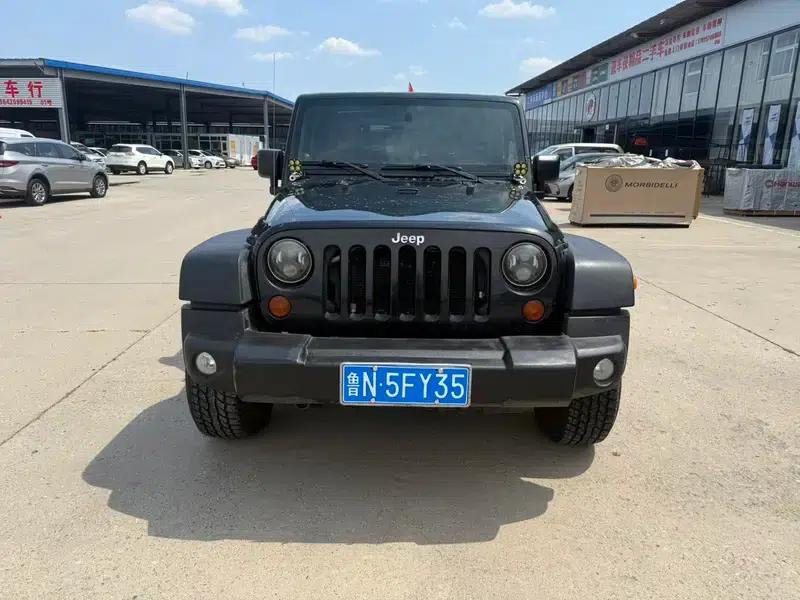 2010 Jeep Wrangler 3.8L Sahara Two-Door — миниатюра 2