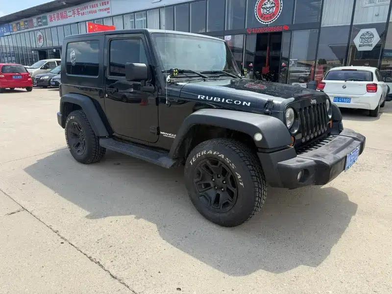 2010 Jeep Wrangler 3.8L Sahara Two-Door — миниатюра 3