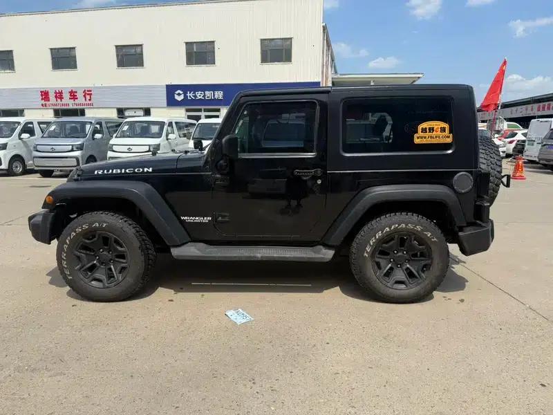 2010 Jeep Wrangler 3.8L Sahara Two-Door — миниатюра 4