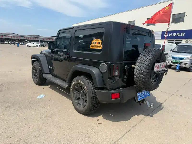 2010 Jeep Wrangler 3.8L Sahara Two-Door — миниатюра 5