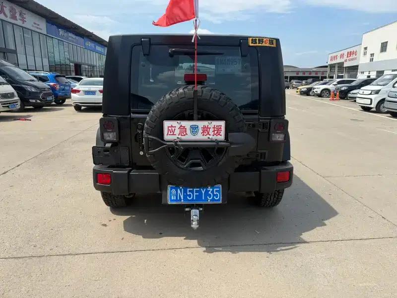 2010 Jeep Wrangler 3.8L Sahara Two-Door — миниатюра 6