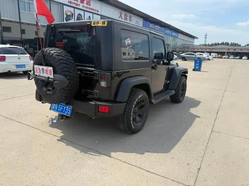 2010 Jeep Wrangler 3.8L Sahara Two-Door — миниатюра 7