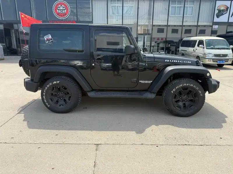 2010 Jeep Wrangler 3.8L Sahara Two-Door — миниатюра 8