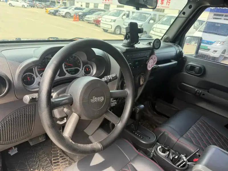 2010 Jeep Wrangler 3.8L Sahara Two-Door — миниатюра 9