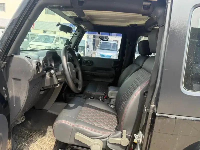 2010 Jeep Wrangler 3.8L Sahara Two-Door — миниатюра 10