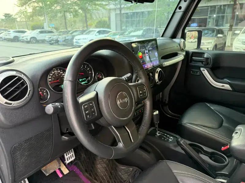 2017 Jeep Wrangler 3.0L Sahara Four-Door Comfort Edition — миниатюра 16
