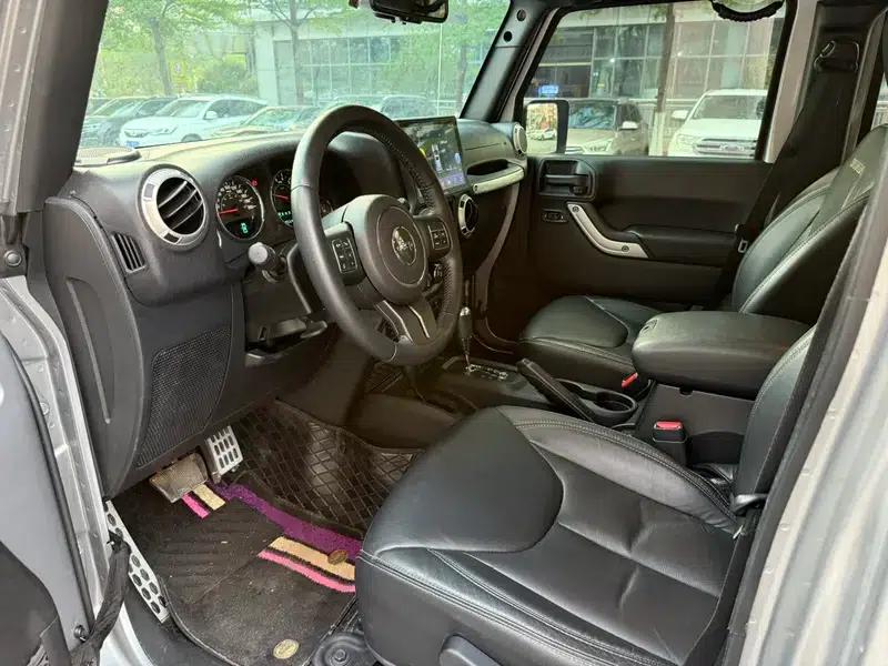 2017 Jeep Wrangler 3.0L Sahara Four-Door Comfort Edition — миниатюра 17