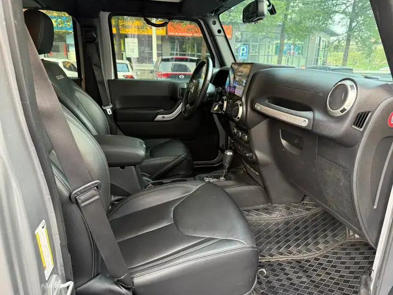 2017 Jeep Wrangler 3.0L Sahara Four-Door Comfort Edition — миниатюра 19