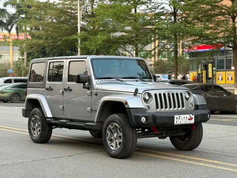 2017 Jeep Wrangler 3.0L Sahara Four-Door Comfort Edition — миниатюра 3