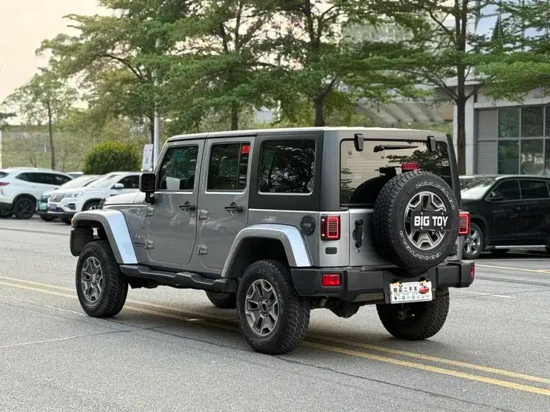 2017 Jeep Wrangler 3.0L Sahara Four-Door Comfort Edition — миниатюра 4