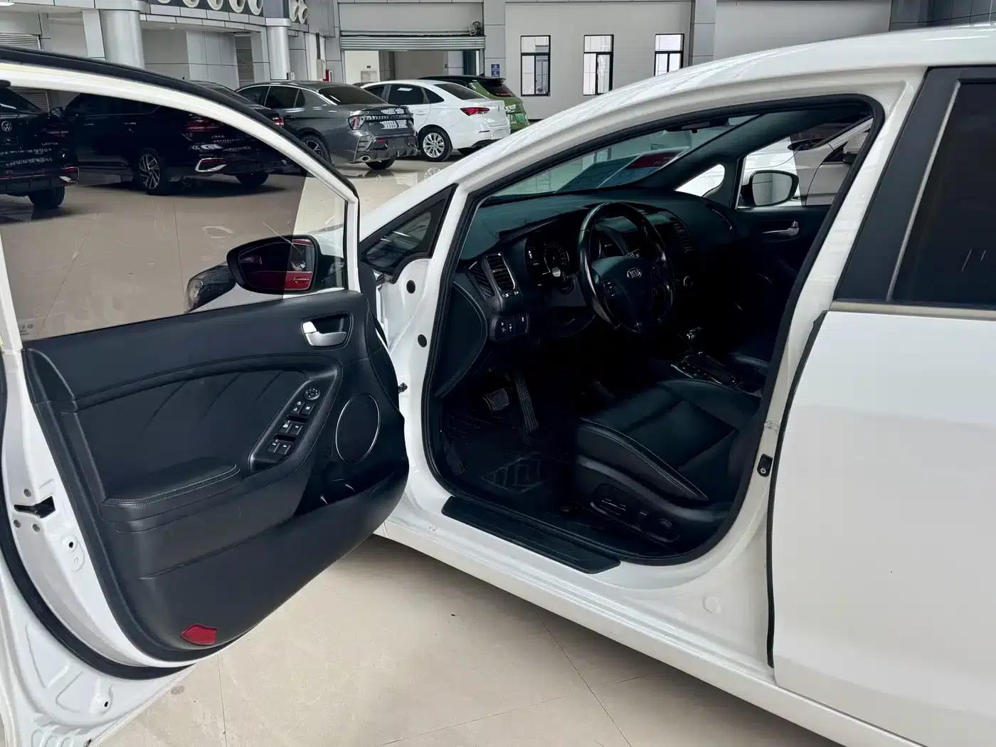 Kia K3 2017 1.6L Automatic 15th Anniversary Special Edition GLS — миниатюра 25