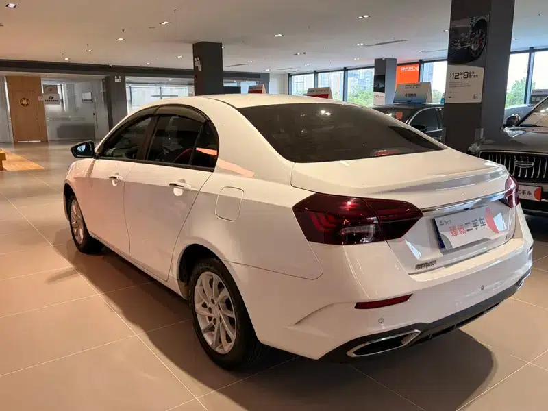 Geely Emgrand 2021 UP 1.5L CVT Luxury Edition — миниатюра 4