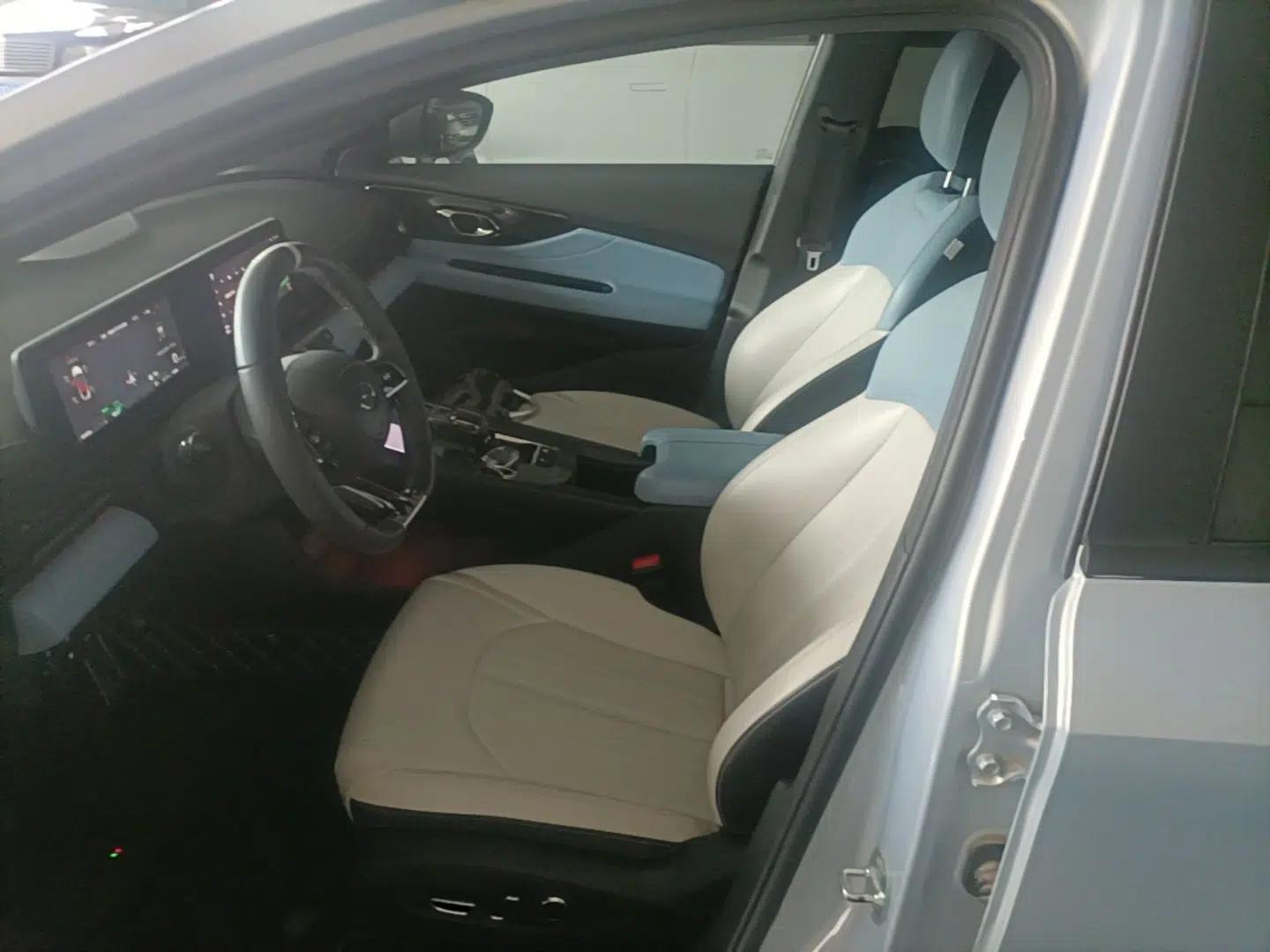 GAC Trumpchi EMPOW 2023 Shadow Leopard H Smart Hybrid Edition — миниатюра 17