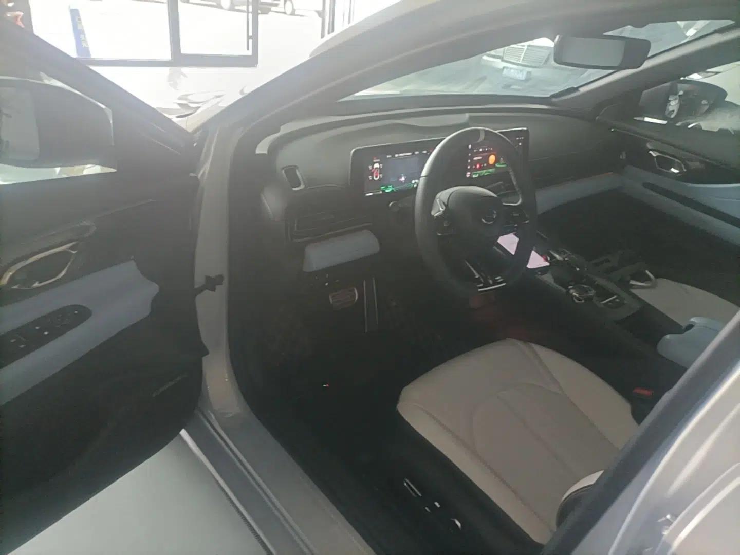 GAC Trumpchi EMPOW 2023 Shadow Leopard H Smart Hybrid Edition — миниатюра 18
