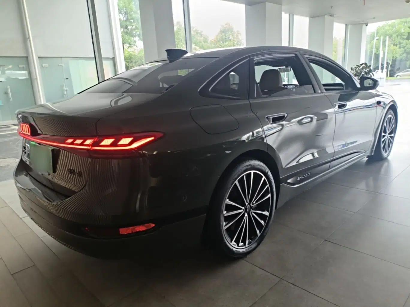Audi A6L e-tron 2026 Model First Launch Qiankun Smart Driving Edition — миниатюра 6
