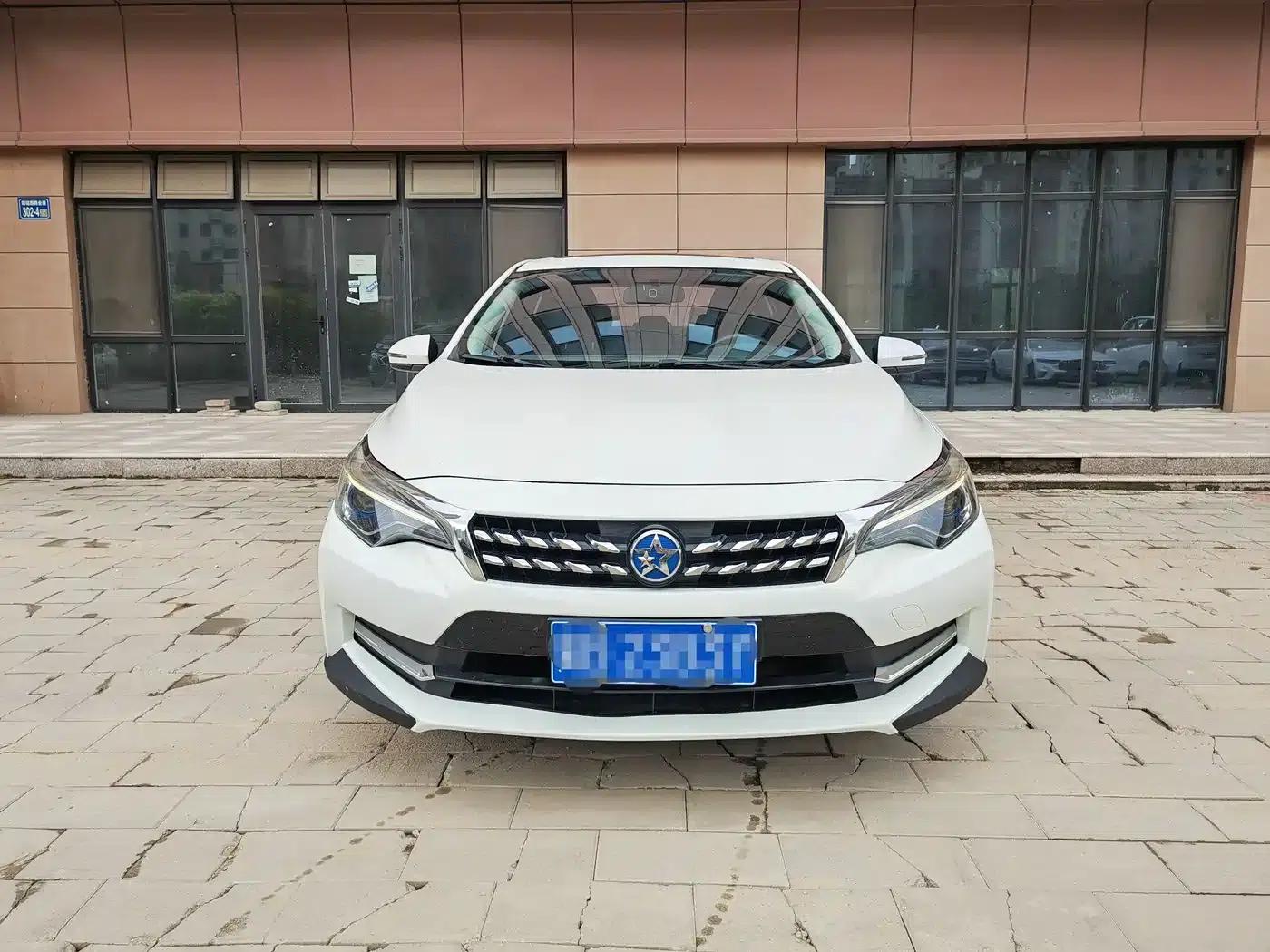 Venucia D60 2018 1.6L CVT Smart Luxury Edition — миниатюра 2