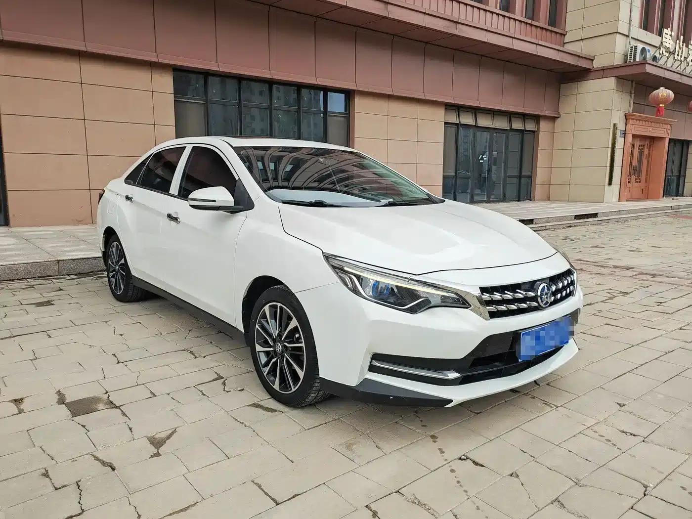 Venucia D60 2018 1.6L CVT Smart Luxury Edition — миниатюра 3
