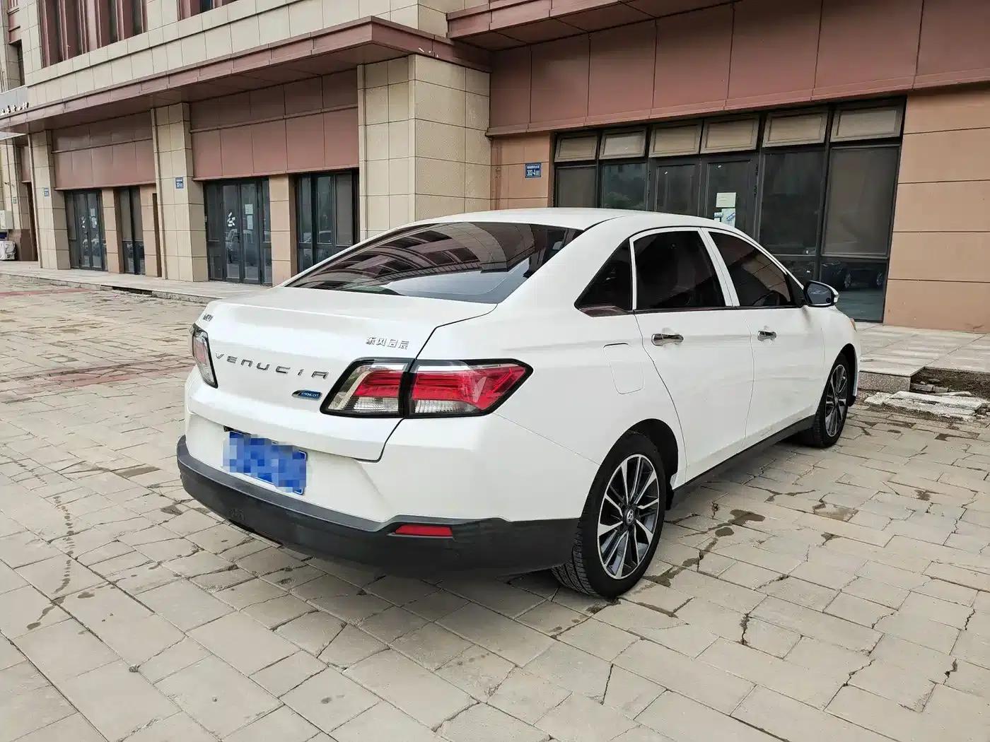 Venucia D60 2018 1.6L CVT Smart Luxury Edition — миниатюра 4