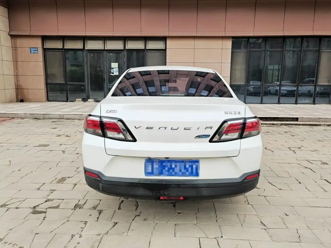 Venucia D60 2018 1.6L CVT Smart Luxury Edition — миниатюра 5