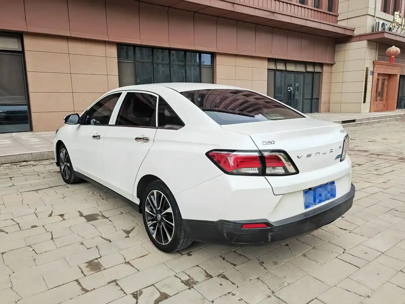Venucia D60 2018 1.6L CVT Smart Luxury Edition — миниатюра 6