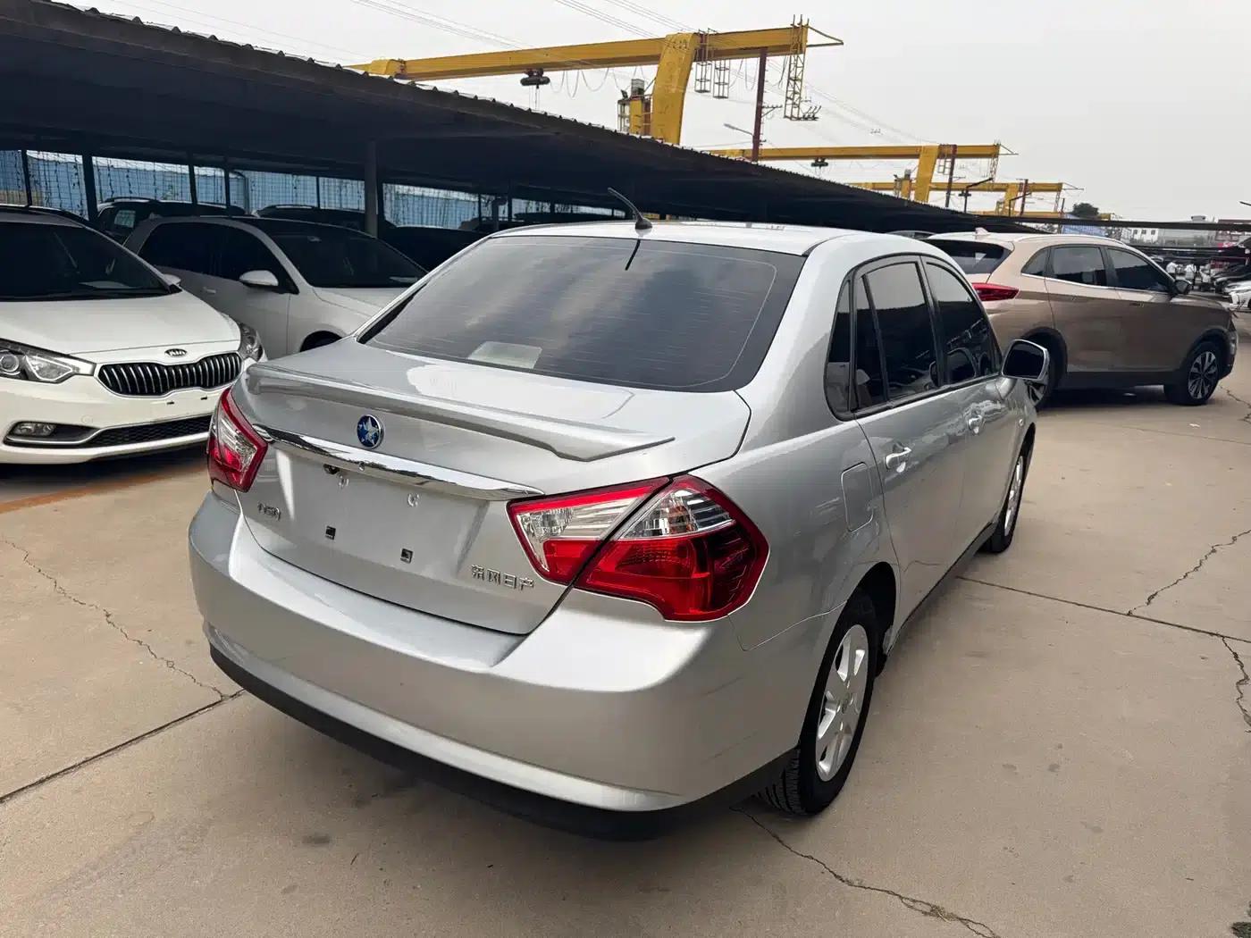 Venucia D50 2013 1.6L Automatic Deluxe Edition — миниатюра 12