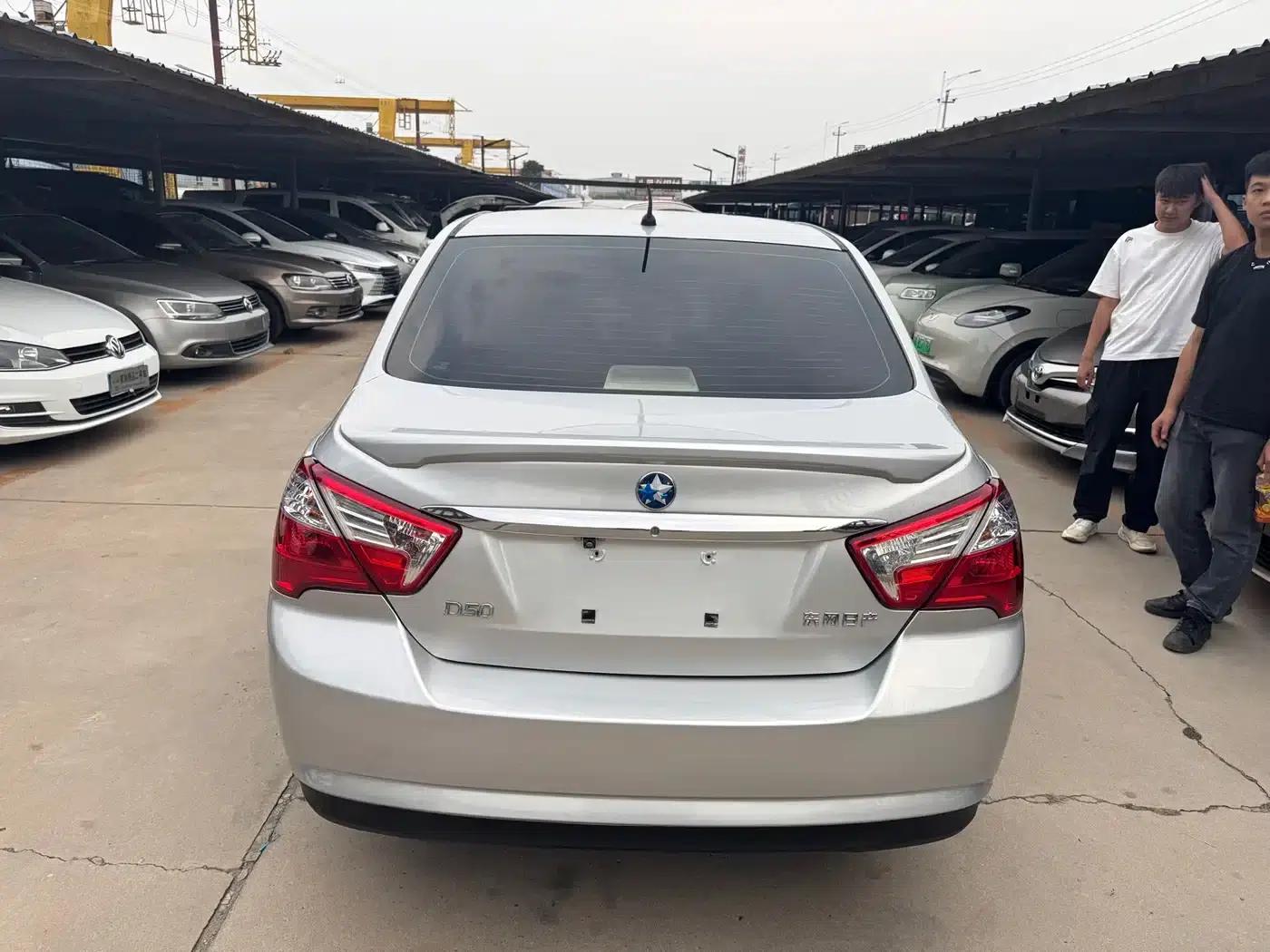 Venucia D50 2013 1.6L Automatic Deluxe Edition — миниатюра 13