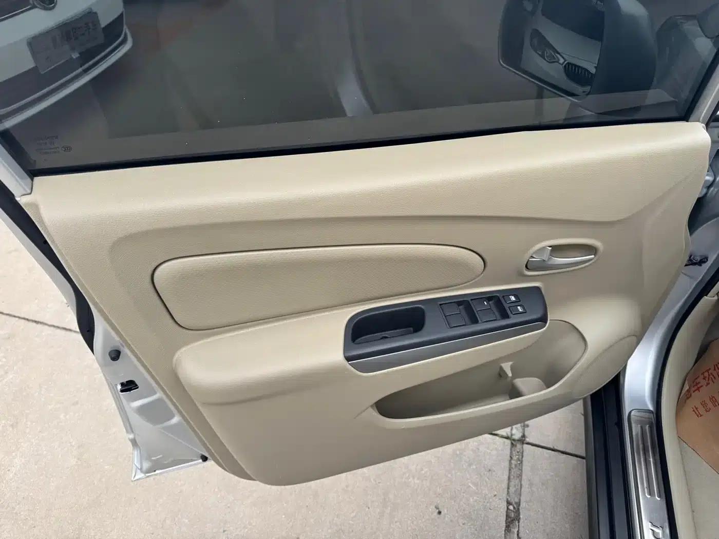 Venucia D50 2013 1.6L Automatic Deluxe Edition — миниатюра 16
