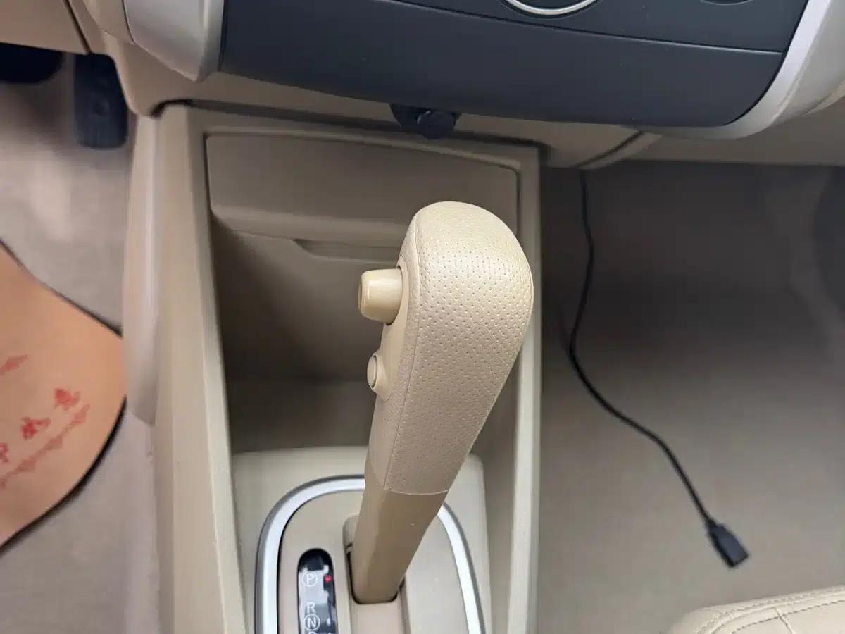 Venucia D50 2013 1.6L Automatic Deluxe Edition — миниатюра 17
