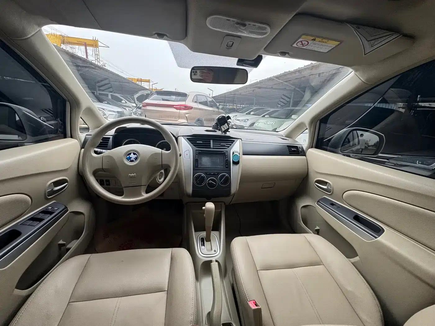 Venucia D50 2013 1.6L Automatic Deluxe Edition — миниатюра 5
