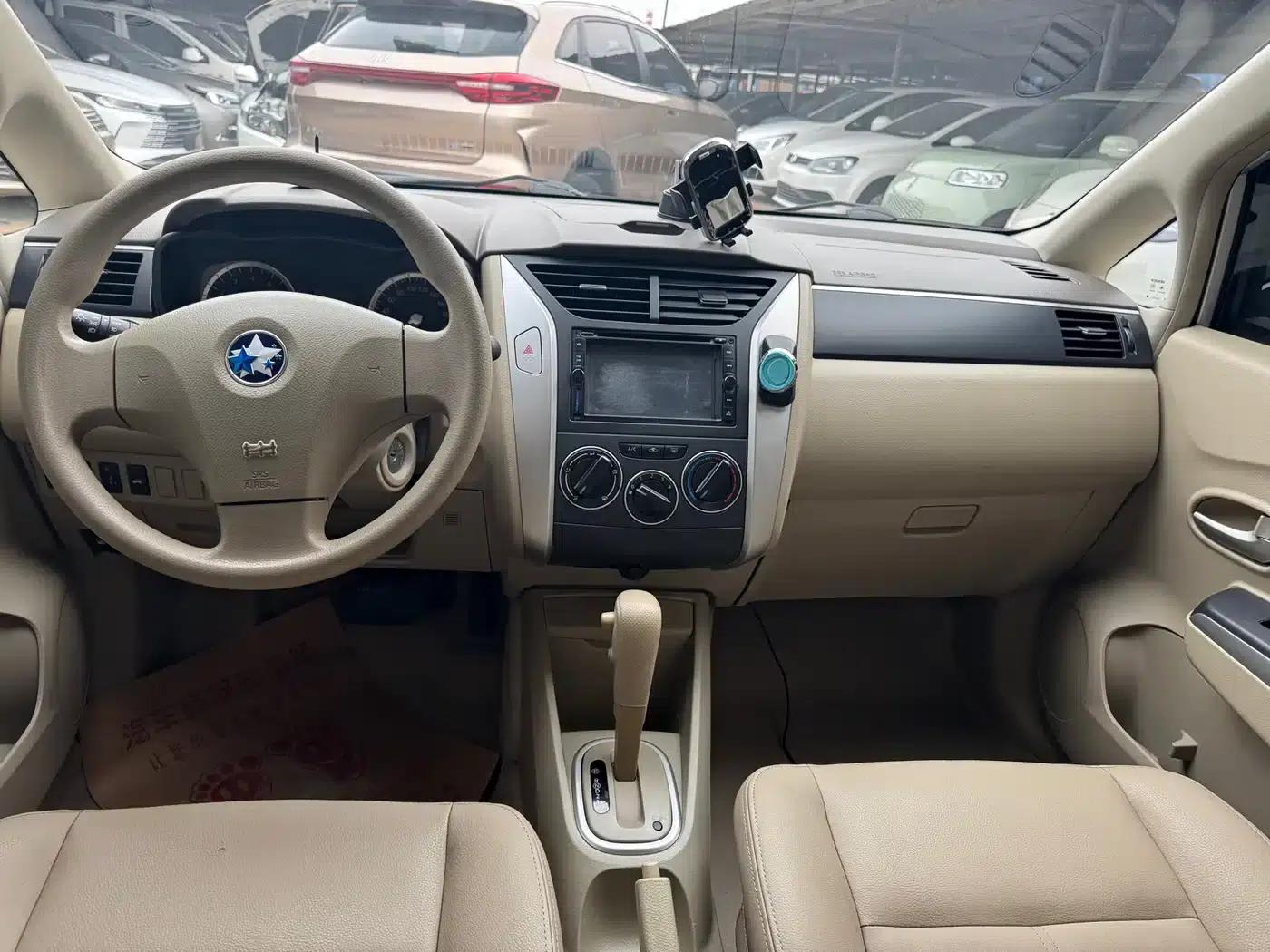 Venucia D50 2013 1.6L Automatic Deluxe Edition — миниатюра 6