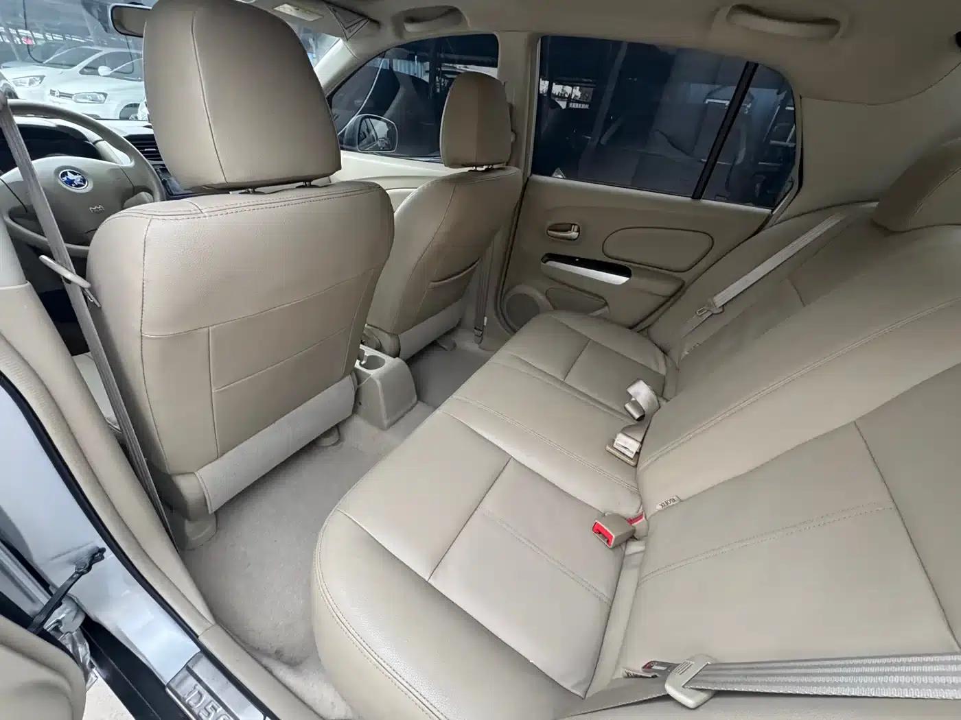 Venucia D50 2013 1.6L Automatic Deluxe Edition — миниатюра 7