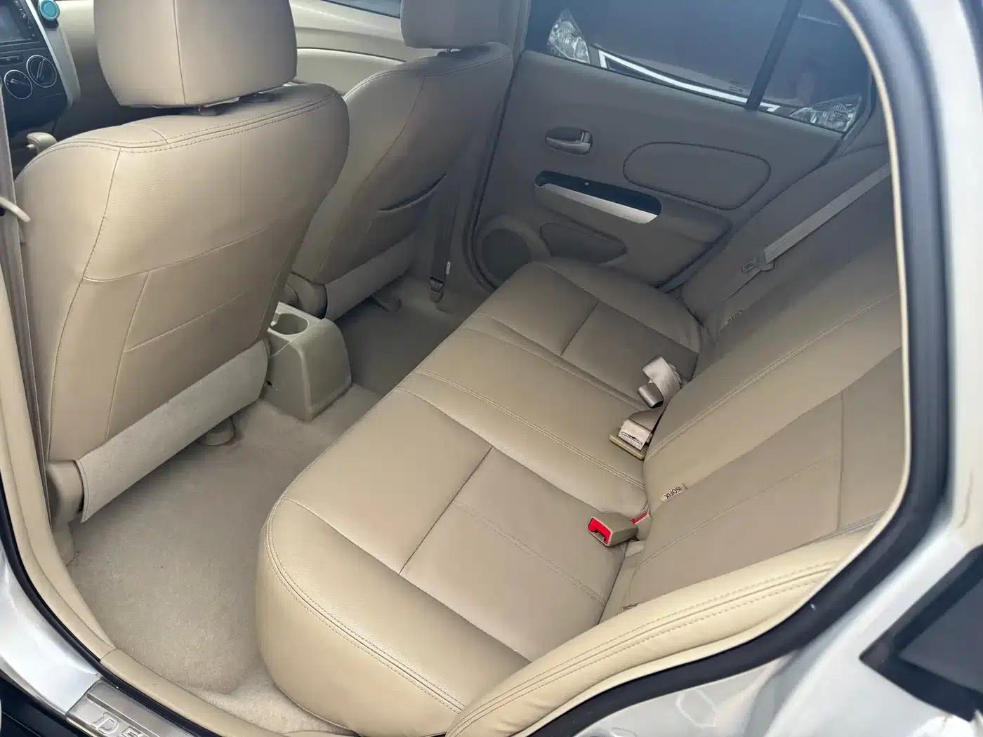 Venucia D50 2013 1.6L Automatic Deluxe Edition — миниатюра 8