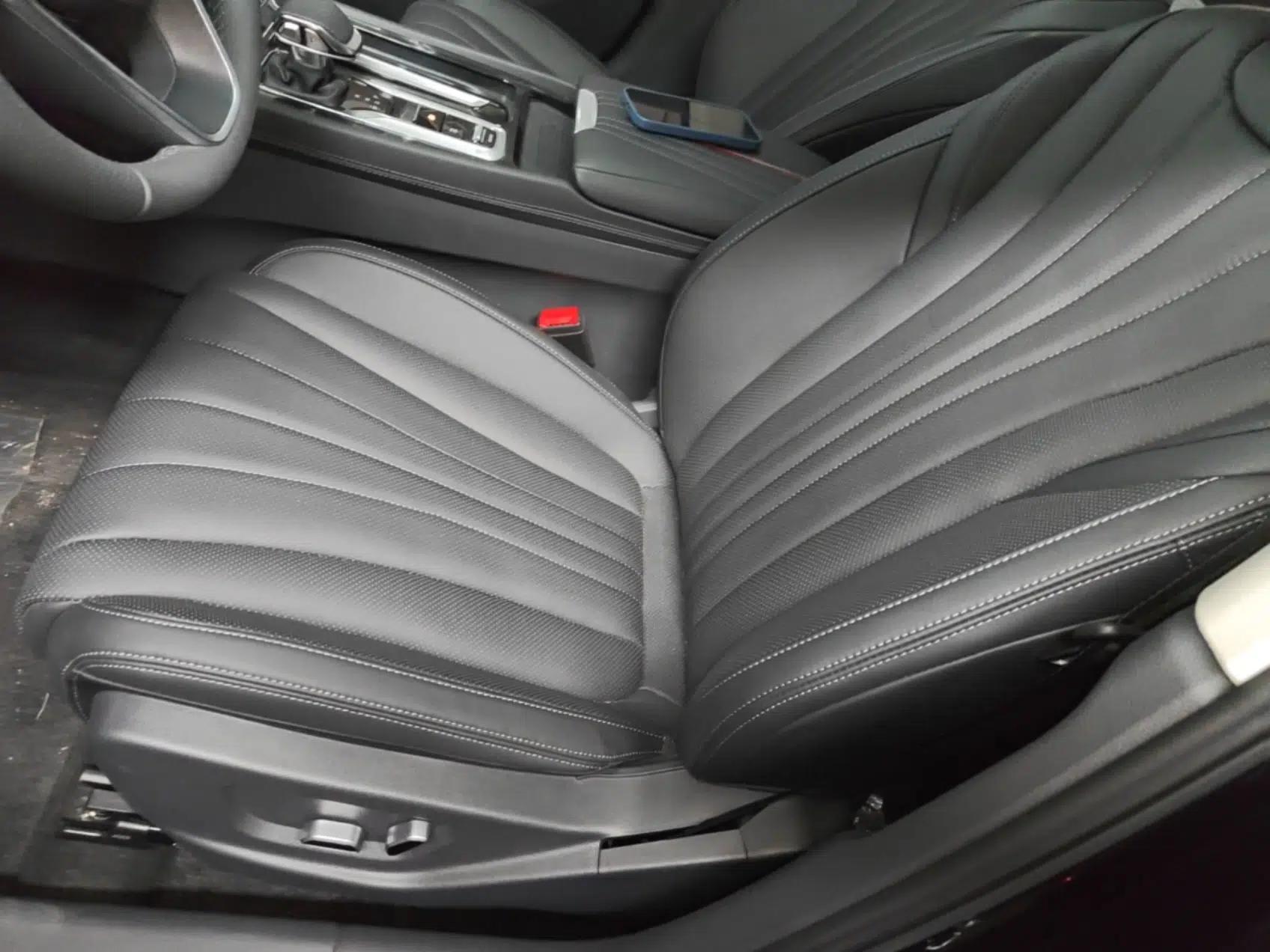 Hongqi H5 2025 2.0T Automatic Flag Edition – 500 000 Units Commemorative Version — миниатюра 17
