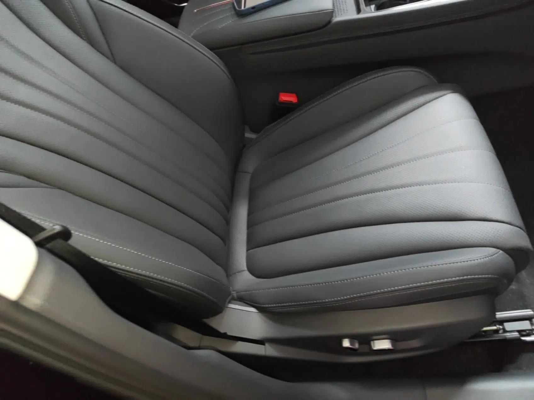Hongqi H5 2025 2.0T Automatic Flag Edition – 500 000 Units Commemorative Version — миниатюра 19