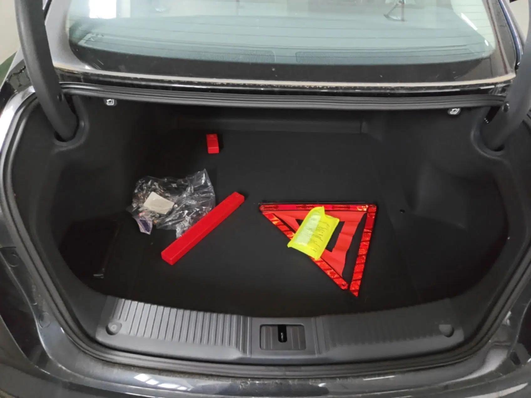 Hongqi H5 2025 2.0T Automatic Flag Edition – 500 000 Units Commemorative Version — миниатюра 22