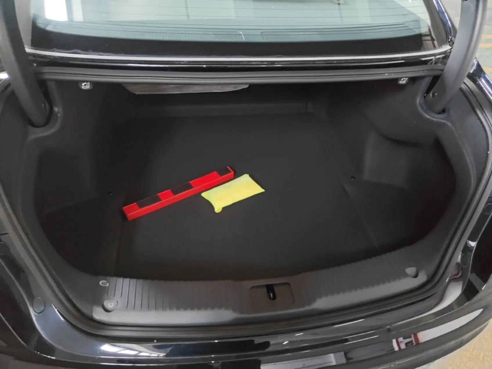 Hongqi H5 2025 2.0T Automatic Flag Edition – 500 000 Units Commemorative Version — миниатюра 22