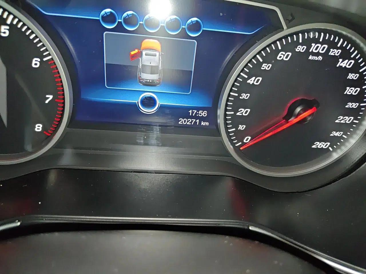 Hongqi H5 2022 Classic Model Facelift 1.8T Automatic Smart Connect Flagship Edition — миниатюра 12