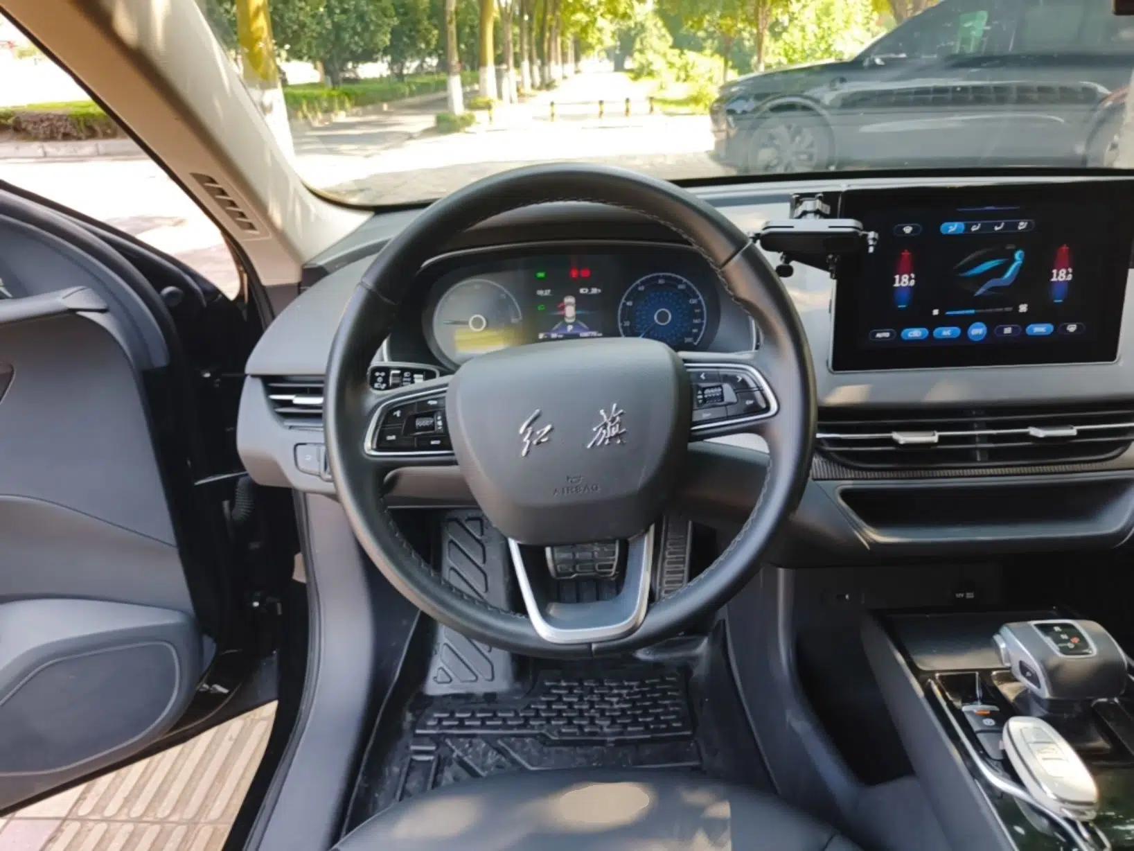 Hongqi E-QM5 2022 431 km Charge & Enjoy Edition — миниатюра 13